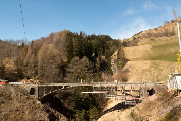 Valtschielbrücke noch im Bau.
