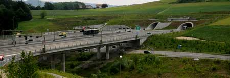 Eine Autobahn auf einer Brücke die in ein Tunnel führt. Mit einem Link auf die Startseite.